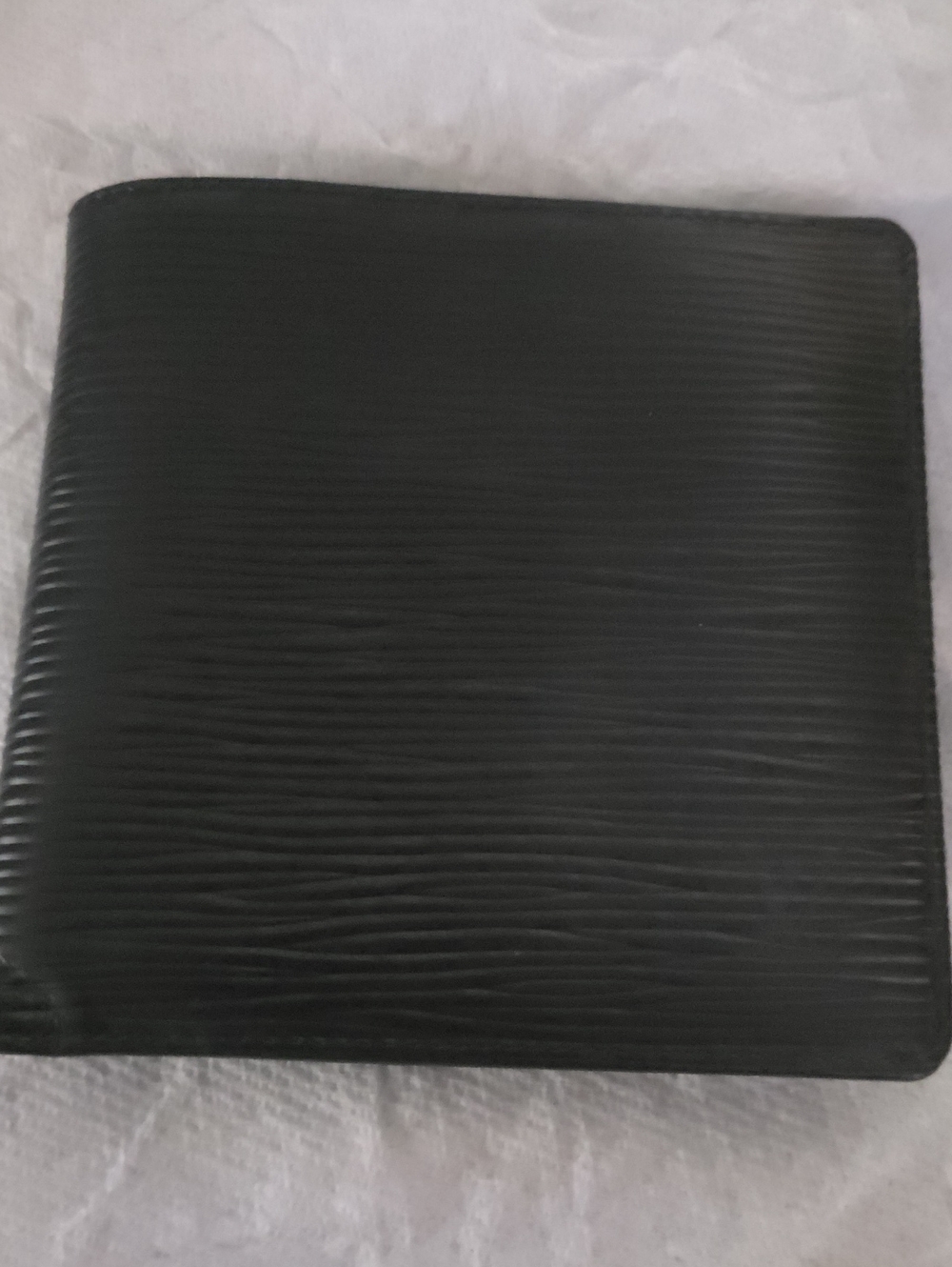 Classic Black Men's Bi-Fold Wallet - Sleek Textured Design